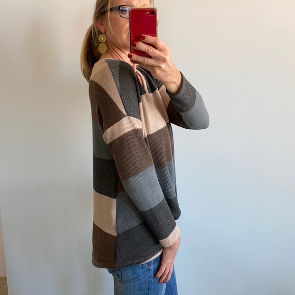 Color Block, Twist Front Tunic Top - Picture 4 of 7